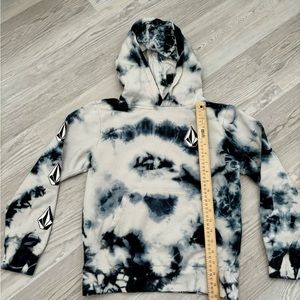Volcom logo hooded pullover, youth M, blue tie dye, front pocket,